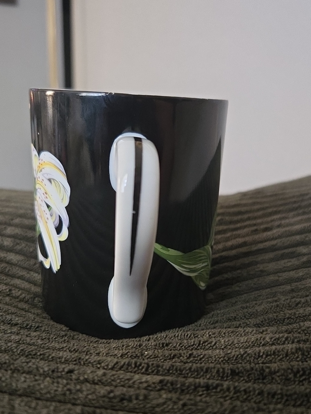 Mrs. Delaney's Flowers Mug by Tiffany & Co. Iris design. - Picture 9 of 12